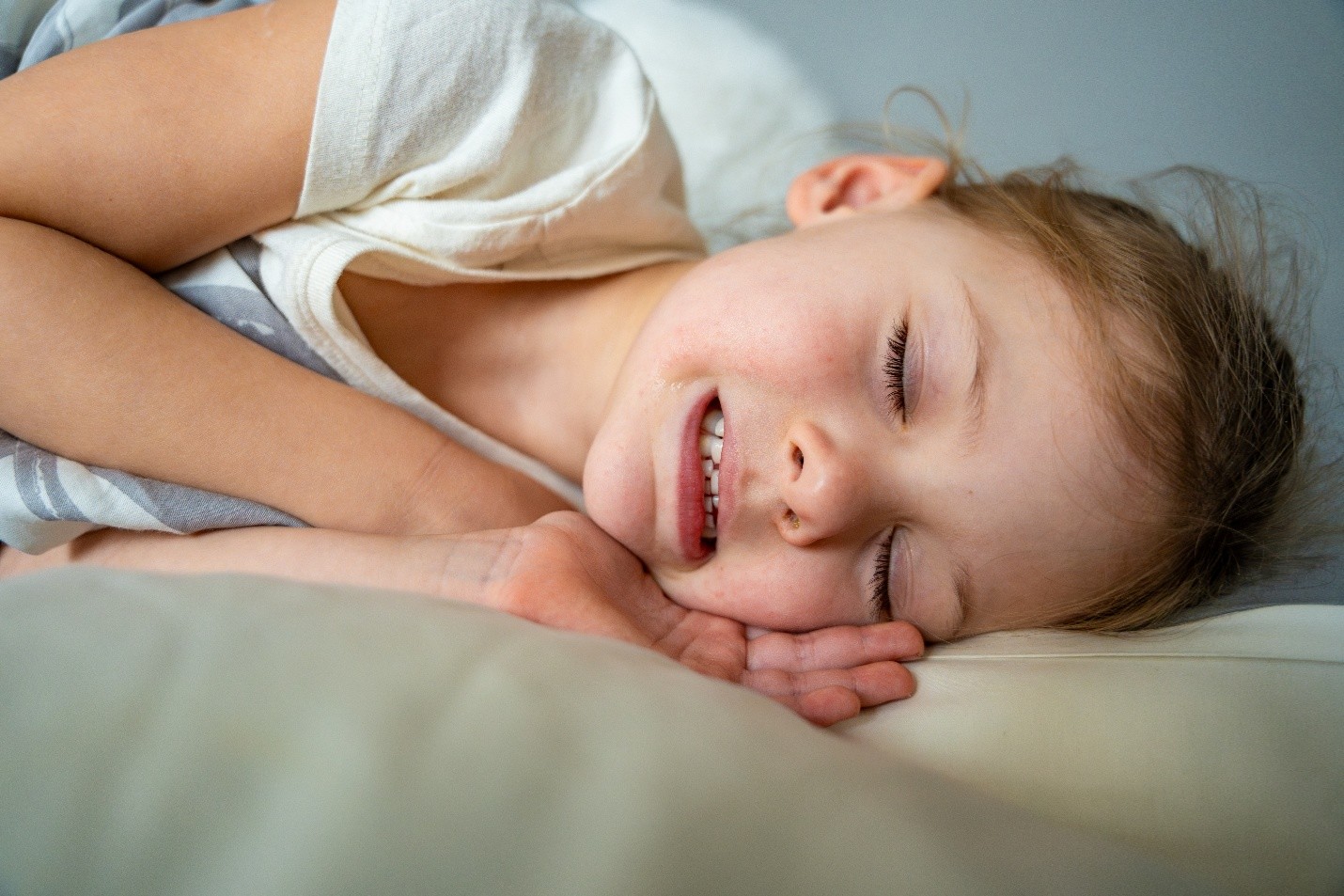 Bruxismo infantil: por qué rechinan los dientes los niños, cómo detectarlo y cuándo acudir al dentista